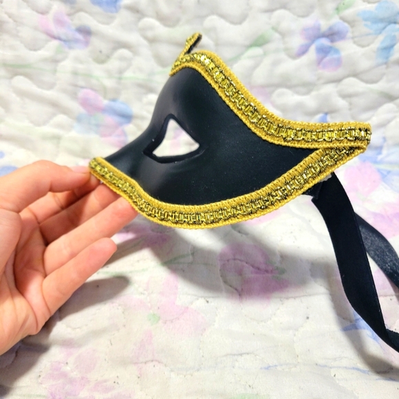 Masquerade Mask - Picture 3 of 7